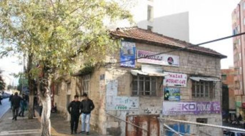 Tarihi Mekanların &Uuml;zerine Asılan Tabelalara Tepki