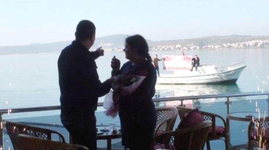 (&ouml;zel Haber) &Ccedil;ılgın Aşıktan Sevgilisine İlgin&ccedil; Evlilik Teklifi