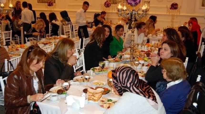 &Uuml;niversiteli Kadınlar Derneği &Uuml;yeleri Yemekte Buluştu