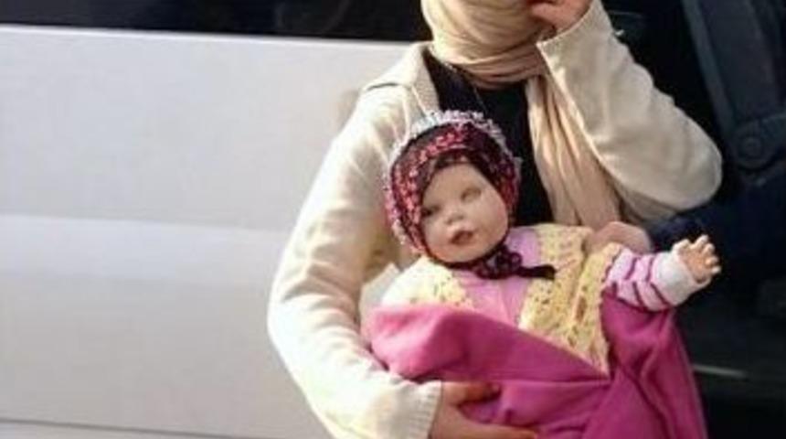 Oyuncak Bebekle Duygu S&ouml;m&uuml;r&uuml;s&uuml;