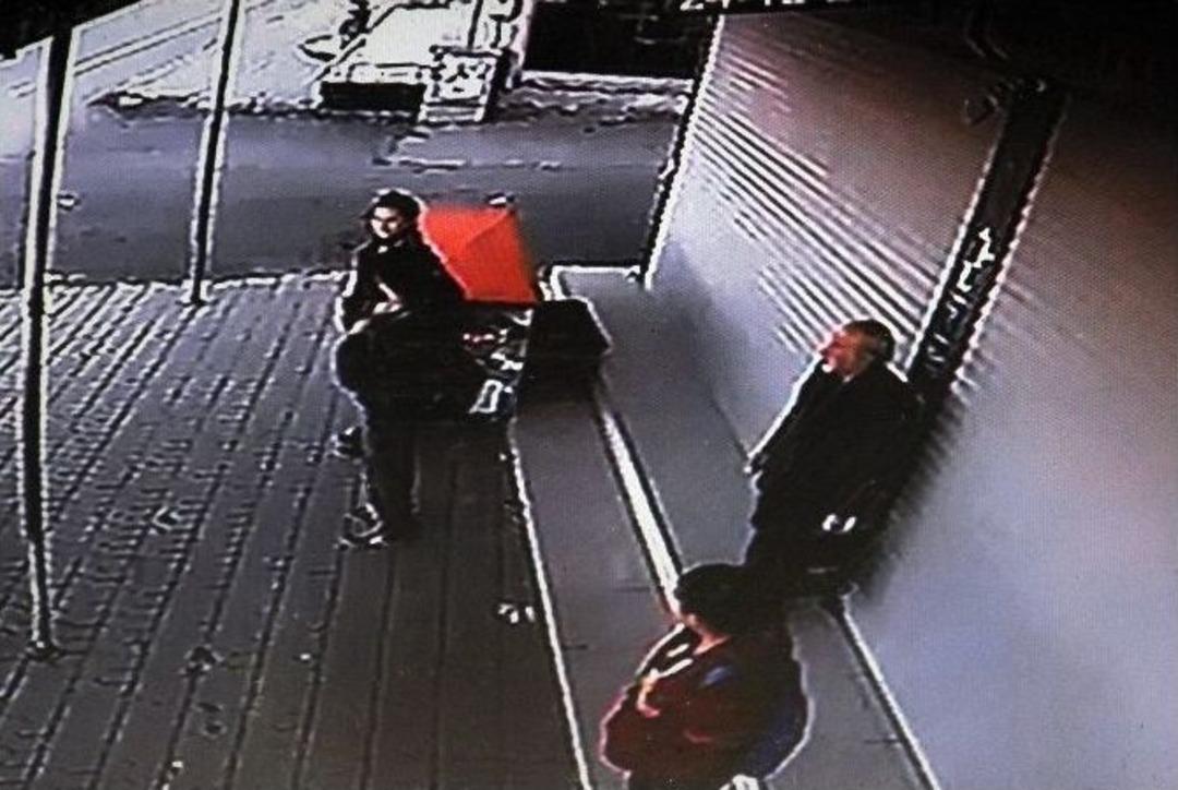 Yaşlı Adamın Kaldırımda &Ouml;l&uuml;m&uuml; Kameraya Yansıdı