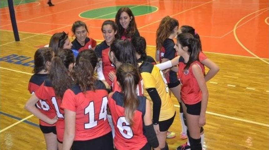 Kuşadası Belediyespor Bayan Voleybol Takımı İlk Galibiyetini Aldı