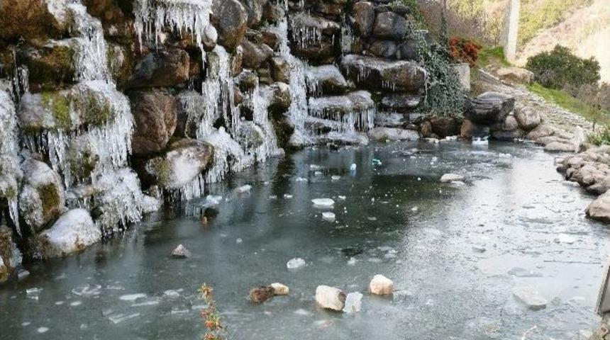 Bilecik&rsquo;te Soğuklar Şelaleyi Dondurdu