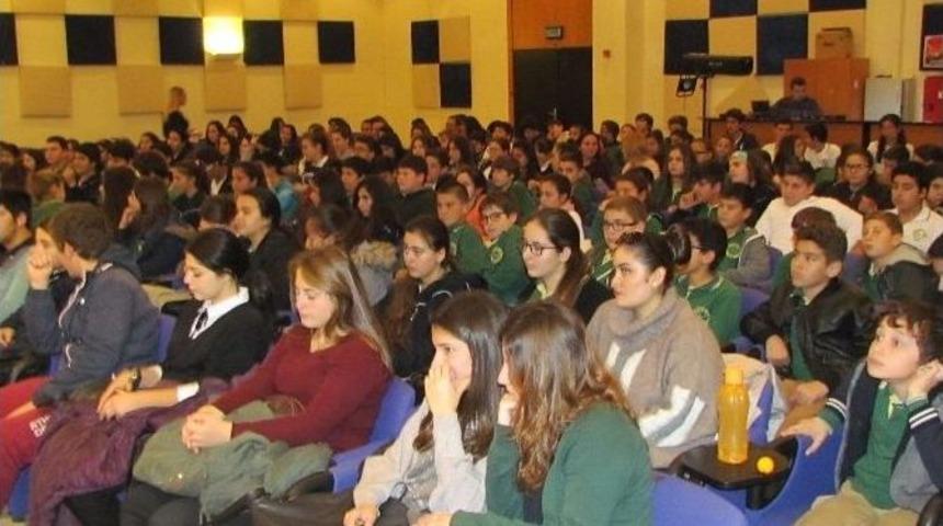 &Ccedil;eşme Kaymakamı &Ouml;ğrencilere &rsquo;kariyer&rsquo; Dersi Verdi