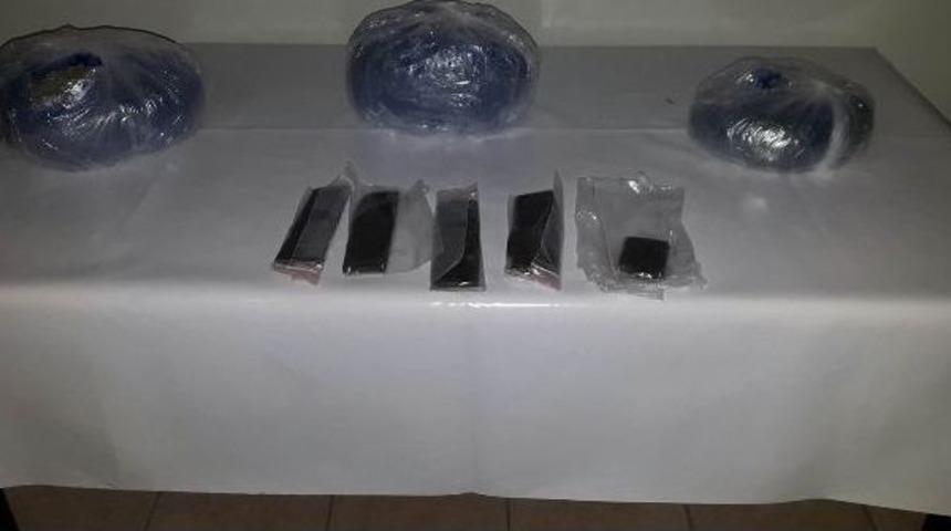 İranlı Şahsın &Ccedil;antasında Esrar Ele Ge&ccedil;irildi