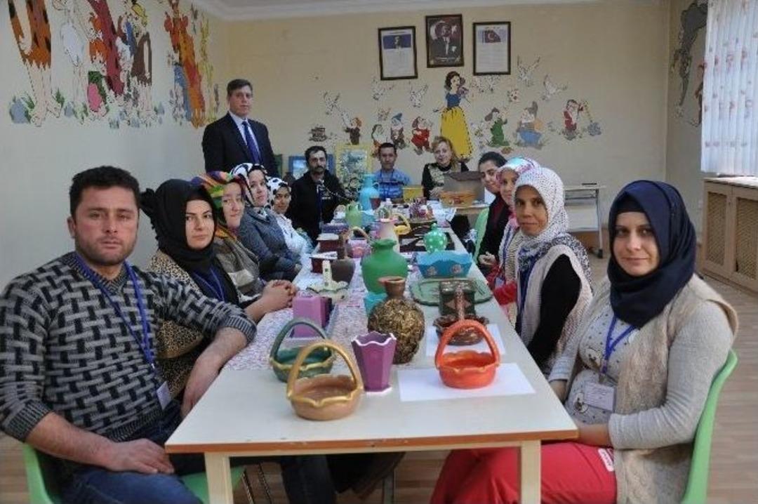 Engelliler Hem &Ouml;ğreniyor, Hem Kazanıyor