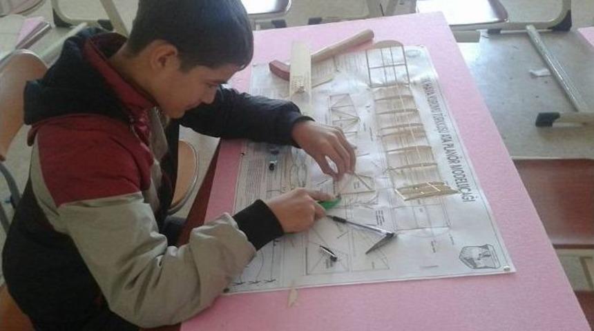 &Ouml;ğrenciler Model U&ccedil;ak Yapıyor