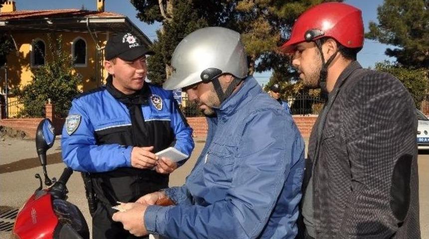 Osmaniye&rsquo;de Polis, S&uuml;r&uuml;c&uuml;leri Hız Ve Emniyet Kemeri Konusunda Uyardı!