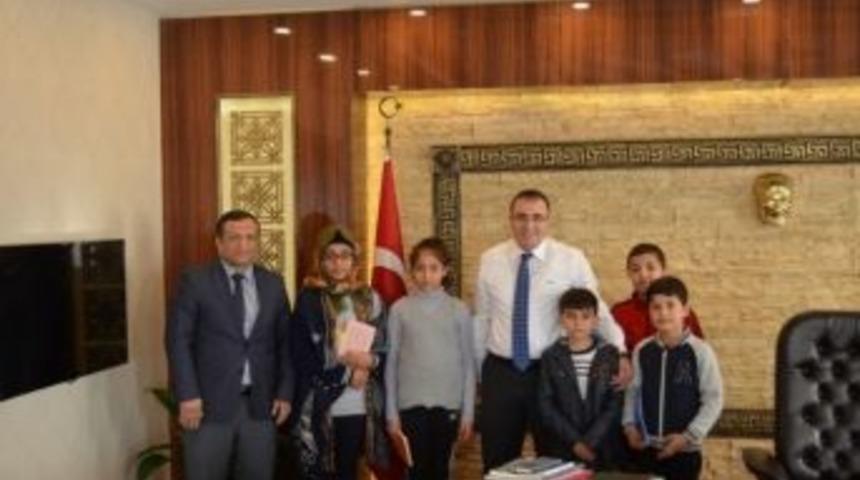 En &Ccedil;ok Kitap Okuyan &Ouml;ğrenciler Kaymakamı Ziyaret Etti