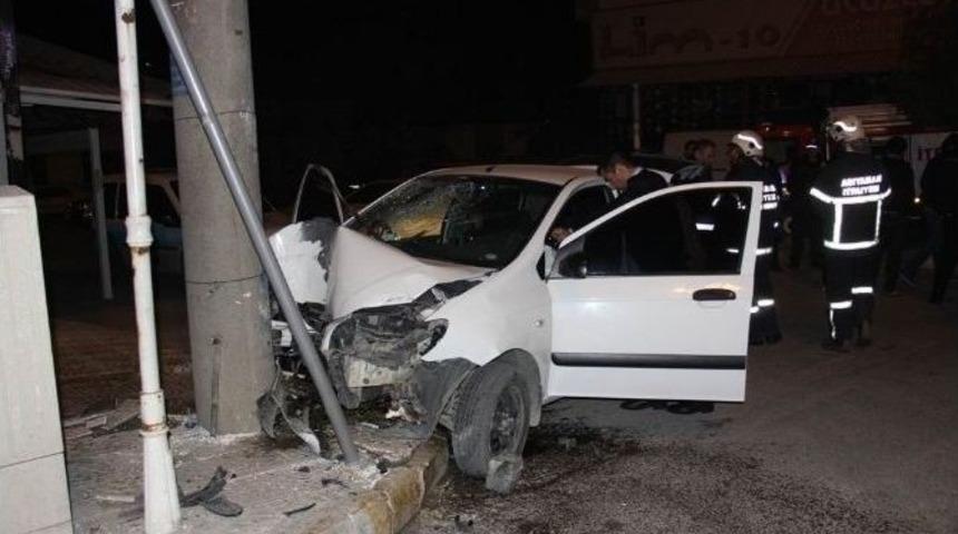 Otomobil Elektrik Direğine &Ccedil;arptı: 4 Yaralı