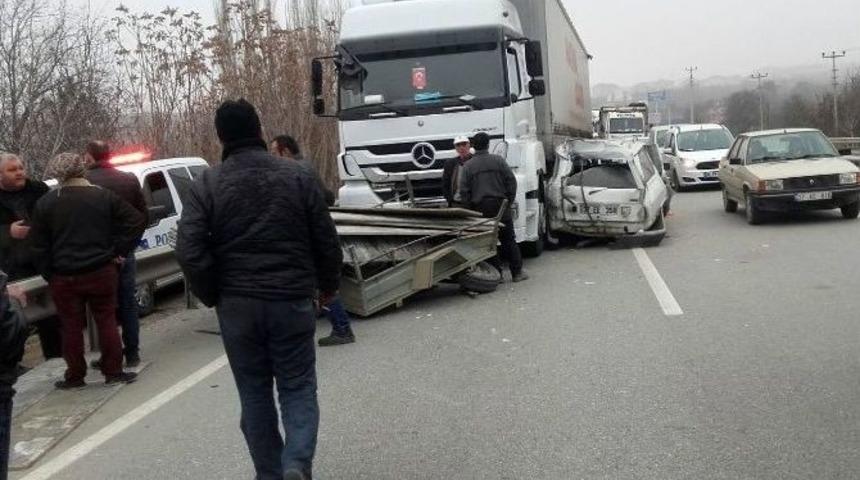 İnşaat Ustası Otomobil İle Tır&rsquo;ın Altına Girdi
