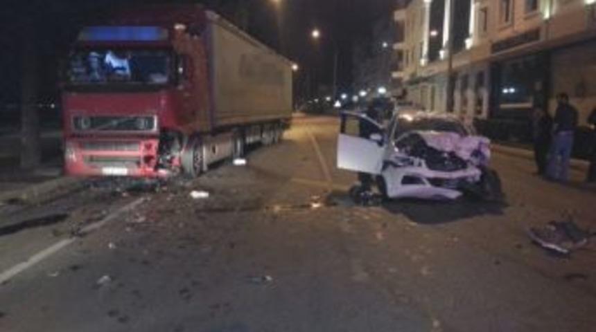 Otomobil İle Tır &Ccedil;arpıştı: 1 Yaralı