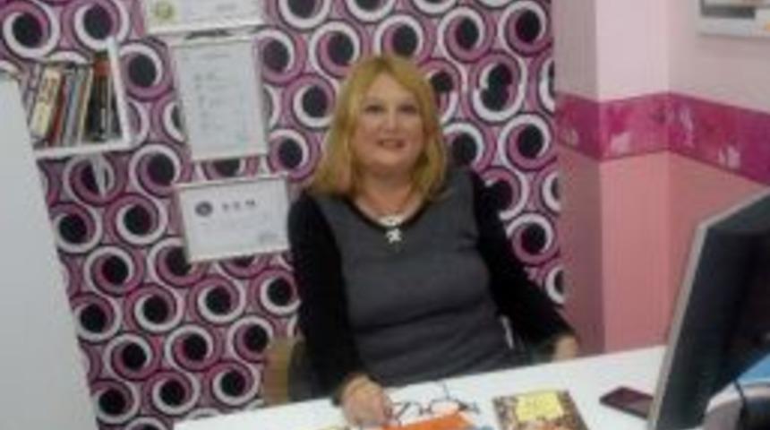 &Uuml;nl&uuml; Yazar Pelin &Ouml;zen: "&uuml;st&uuml;n Zekalı Ve Hiperaktifim"