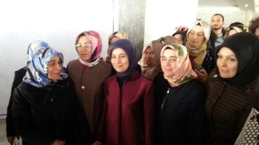 Sare Davutoğlu&rsquo;na Yaşlı Kadından Sevgi G&ouml;sterisi