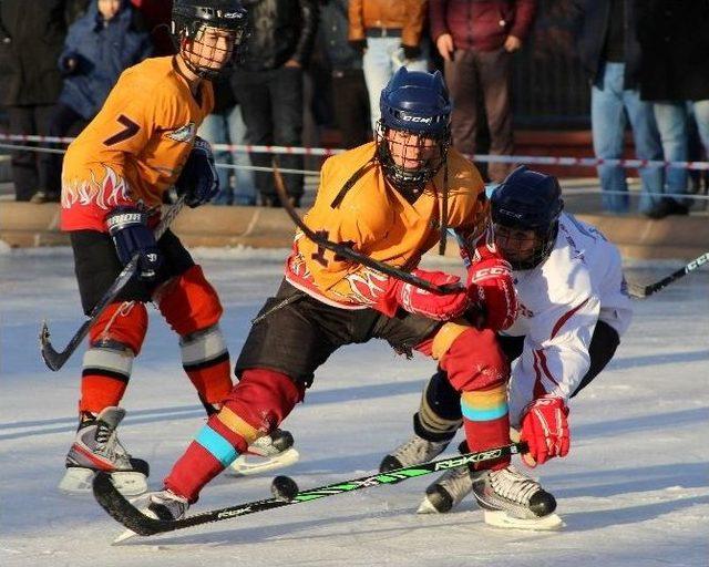 Erzurum’da Süs Havuzunda Buz Hokeyi