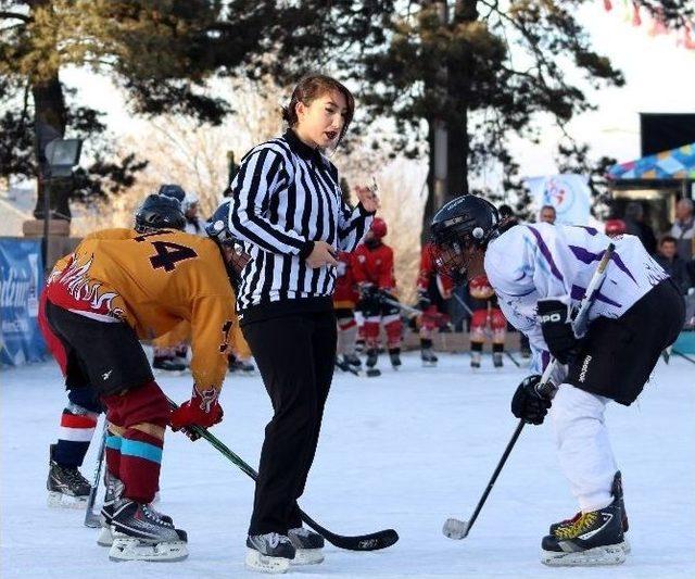 Erzurum’da Süs Havuzunda Buz Hokeyi