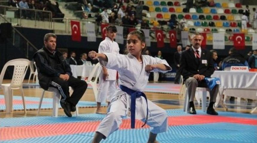 B&uuml;y&uuml;kşehir Karate Ligi &Uuml;&ccedil;&uuml;nc&uuml; Etabı Başladı