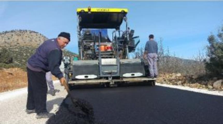 Korkuteli Tadk&ouml;y&rsquo;de Sıcak Asfalt &Ccedil;alışması