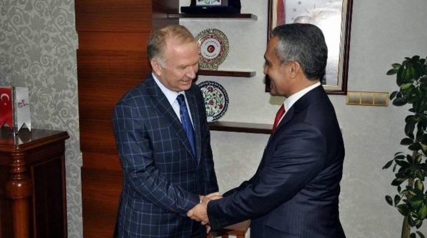 Nevşehirli İş Adamları Ve B&uuml;rokratları Derneği Vali Ceylan&rsquo;ı Ziyaret Etti