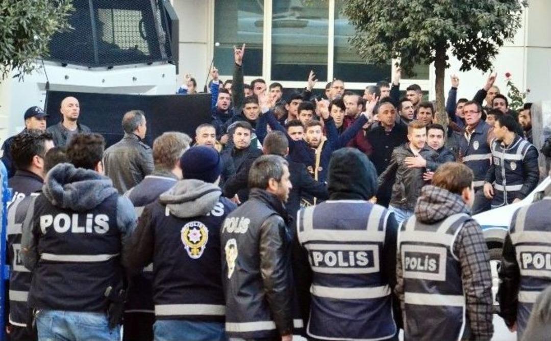 Barış Y&uuml;r&uuml;y&uuml;ş&uuml; Yapan Hdp Grubuna Taşlı Tepki