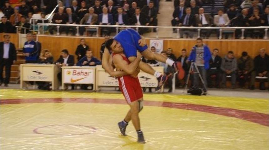 H&uuml;seyin Akbaş B&uuml;y&uuml;kler Serbest G&uuml;reş Turnuvası Tokat&rsquo;ta Başladı