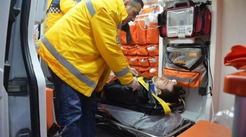 Kamyonetle Motosiklet &Ccedil;arpıştı: 1 Yaralı