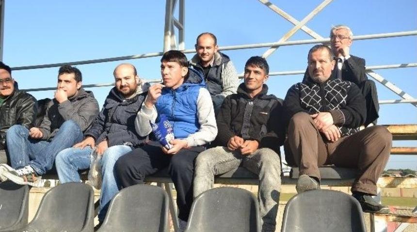 Rakibine Tekme Atan Futbolcu Ma&ccedil;ı Trib&uuml;nden Takip Etti