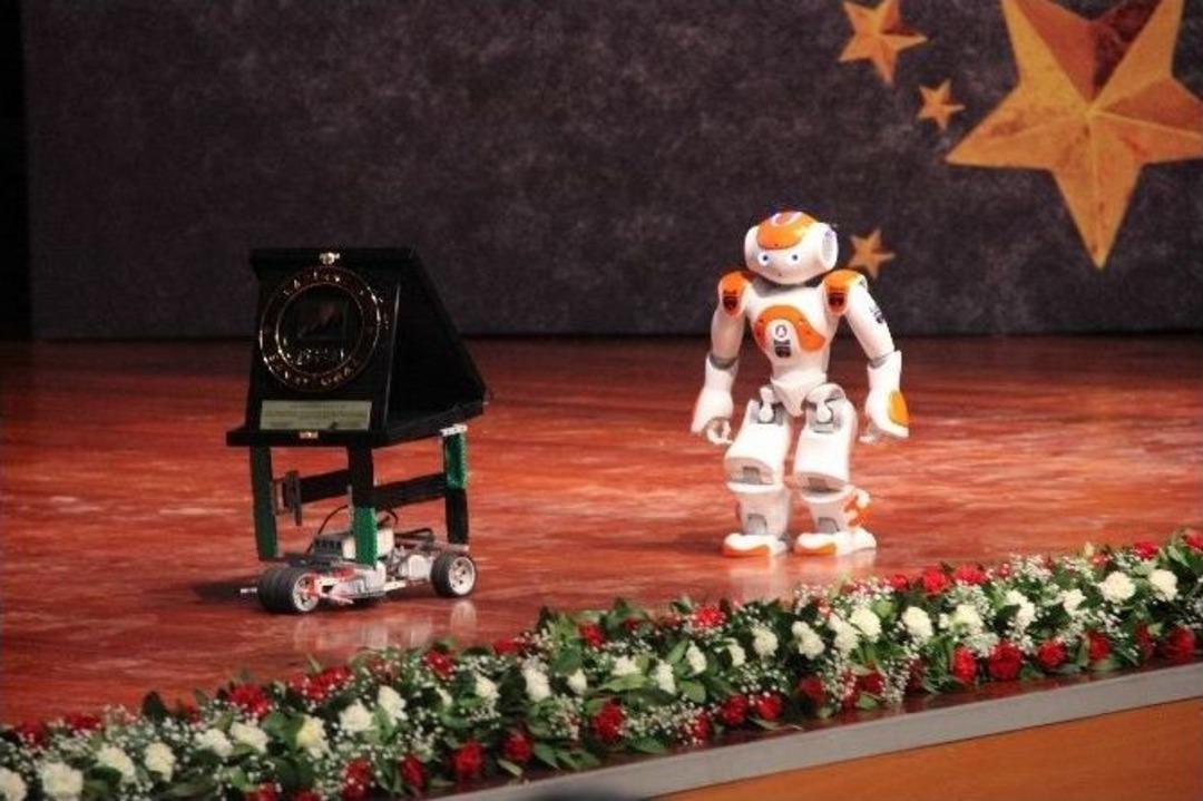 &Ouml;d&uuml;l&uuml; Sahneye Robot Getirdi