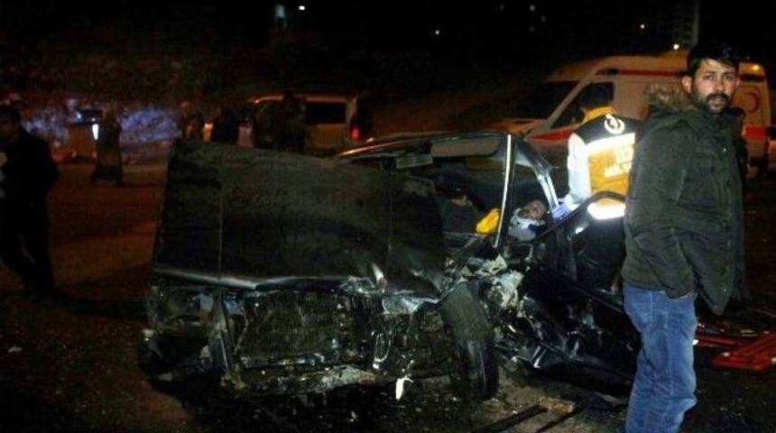 2 Otomobil Kafa Kafaya &Ccedil;arpıştı: 5 Yaralı