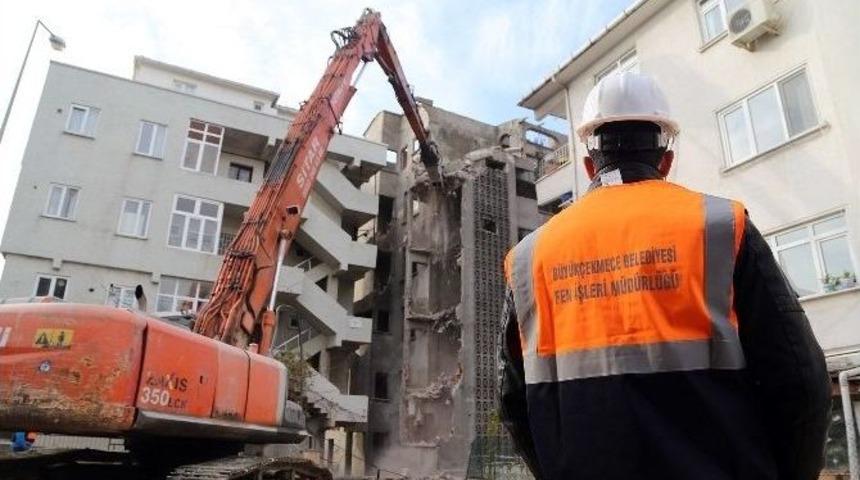 (&ouml;zel Haber) B&uuml;y&uuml;k&ccedil;ekmece&rsquo;de Ka&ccedil;ak Yapılar Yıkılıyor