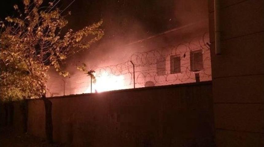 Diyarbakır&rsquo;da Ter&ouml;ristlerin Okul Yakma Anı G&uuml;venlik Kamerasında