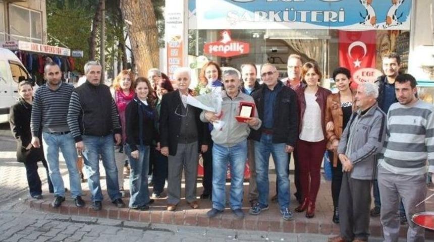 Burhaniye&rsquo;de &Ccedil;alışkan Temizlik&ccedil;iye Esnaf Plaketi