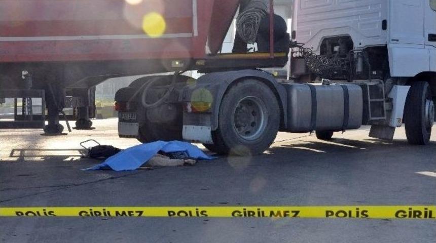 Karşıdan Karşıya Ge&ccedil;mek İsteyen Yaşlı Kadın Tır&rsquo;ın Altında Kaldı