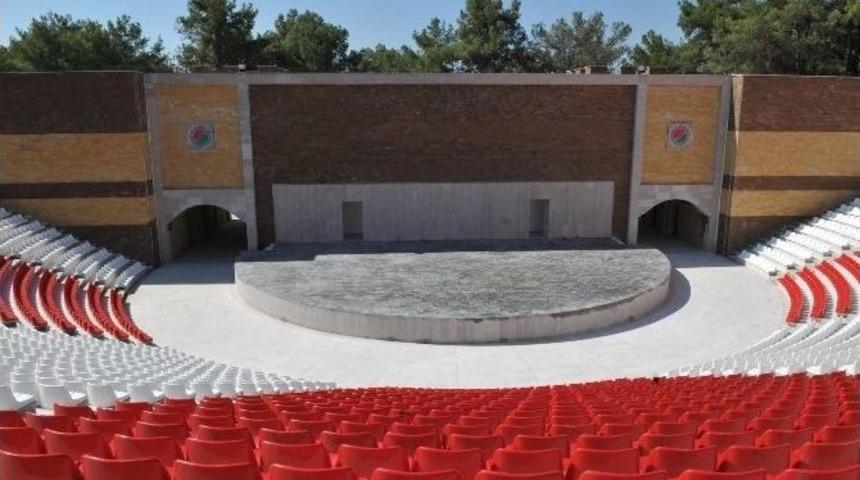 Tiyatroya A&ccedil;ılır-kapanır &Ccedil;atı