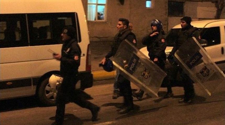 İki Aile Arasında &Ccedil;ıkan Kavgada 1 Polis Yaralandı, 10 Kişi G&ouml;zaltına Alındı