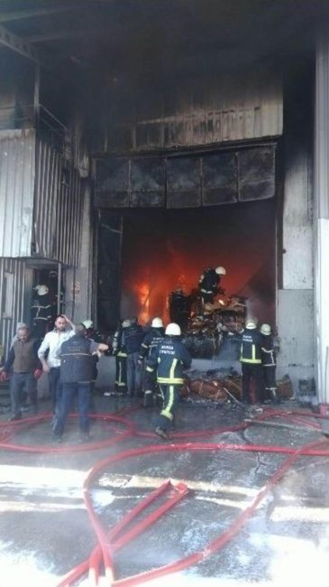 Bursa&rsquo;da B&uuml;y&uuml;k Fabrika Yangın...