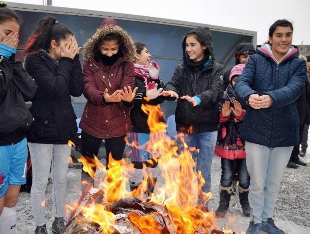 Bayan Futbolcuların Soğukla İmtihanı