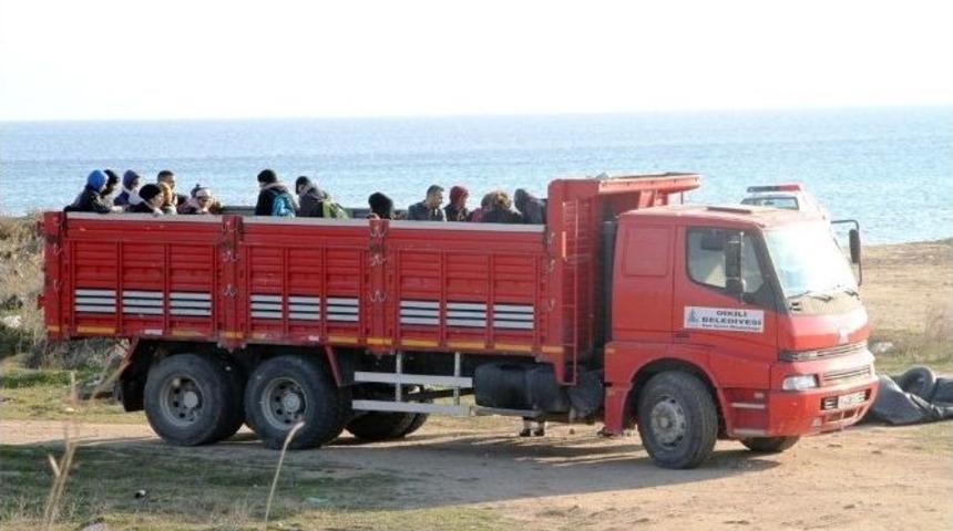 Otob&uuml;sle Geldiler, Yakalanıp Kamyonla Taşındılar