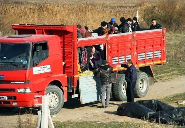 Otobüsle Geldiler, Yakalanıp Kamyonla Taşındılar