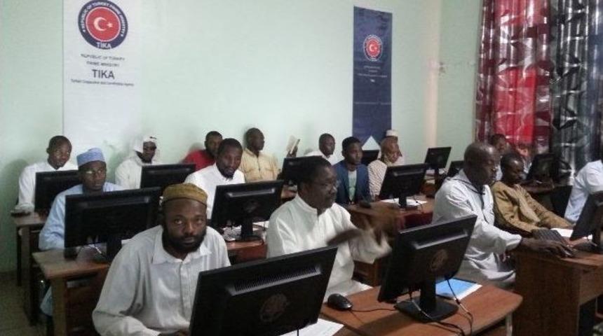 Kamerun&rsquo;da Acec Derneğinin K&uuml;lt&uuml;r Merkezine Bilgisayar Sınıfı Kuruldu