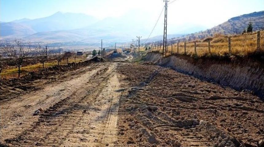 Yol A&ccedil;ma Ve Genişletme &Ccedil;alışmaları Devam Ediyor