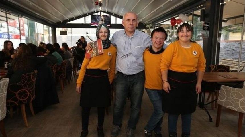 Engelsiz Kafe Sakarya’lıları Ağırlamaya Devam Ediyor