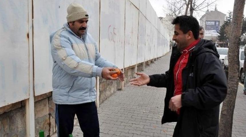 (&ouml;zel Haber) &Ouml;ğretim &Uuml;yesi, Putin&rsquo;e İnat Mandalina Dağıttı