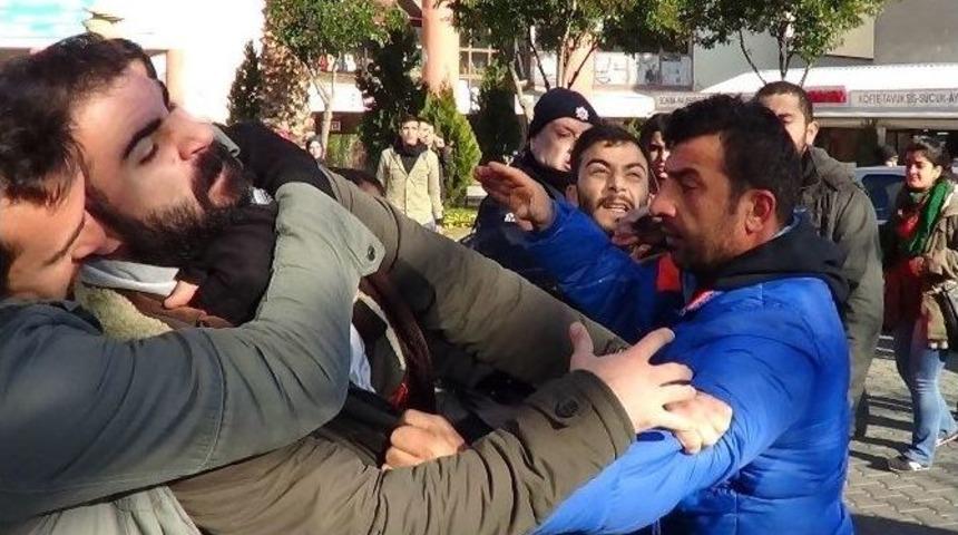 &Ccedil;anakkale&rsquo;de İzinsiz Y&uuml;r&uuml;y&uuml;ş Yapan Gruba Polis M&uuml;dahalesi: 20 G&ouml;zaltı