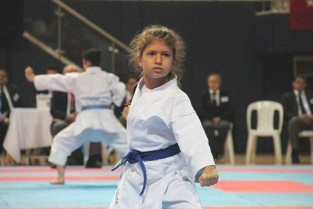 Büyükşehir Karate Ligi’nin Üçüncü Etabı Sona Erdi