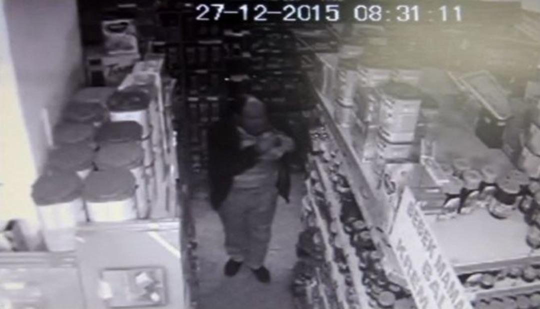 Marketten Bal Ve Sal&ccedil;a &Ccedil;alarken Kameraya Yakalandı