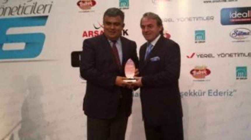 Başkan Özgüven’e Yılın Yerel Yöneticisi Ödülü