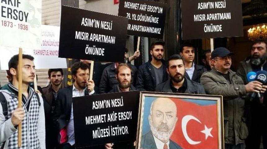 Taksim&rsquo;de Milli Şair Mehmet Akif Ersoy &Ouml;ld&uuml;ğ&uuml; Yerde Anıldı