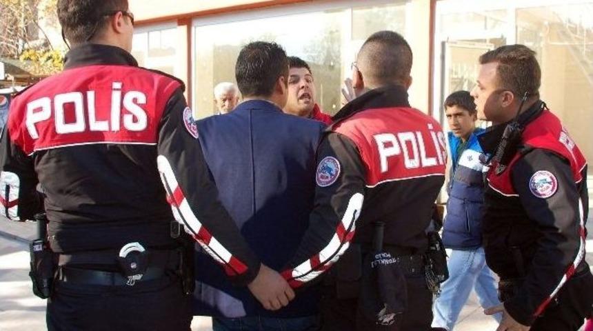 Olay Yerinde İnceleme Yapan Polislerle 4 Şahıs Arasında Arbede
