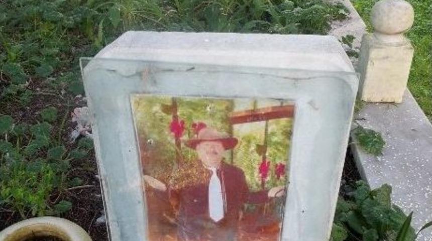 &Ouml;lmeden Mezarını Yaptırdı